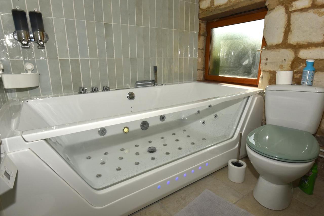 Maisonnette Du Bonheur - Vue Campagne - Baignoire Balneo 32 Jets - Lits Queen Size Vadencourt  Екстериор снимка
